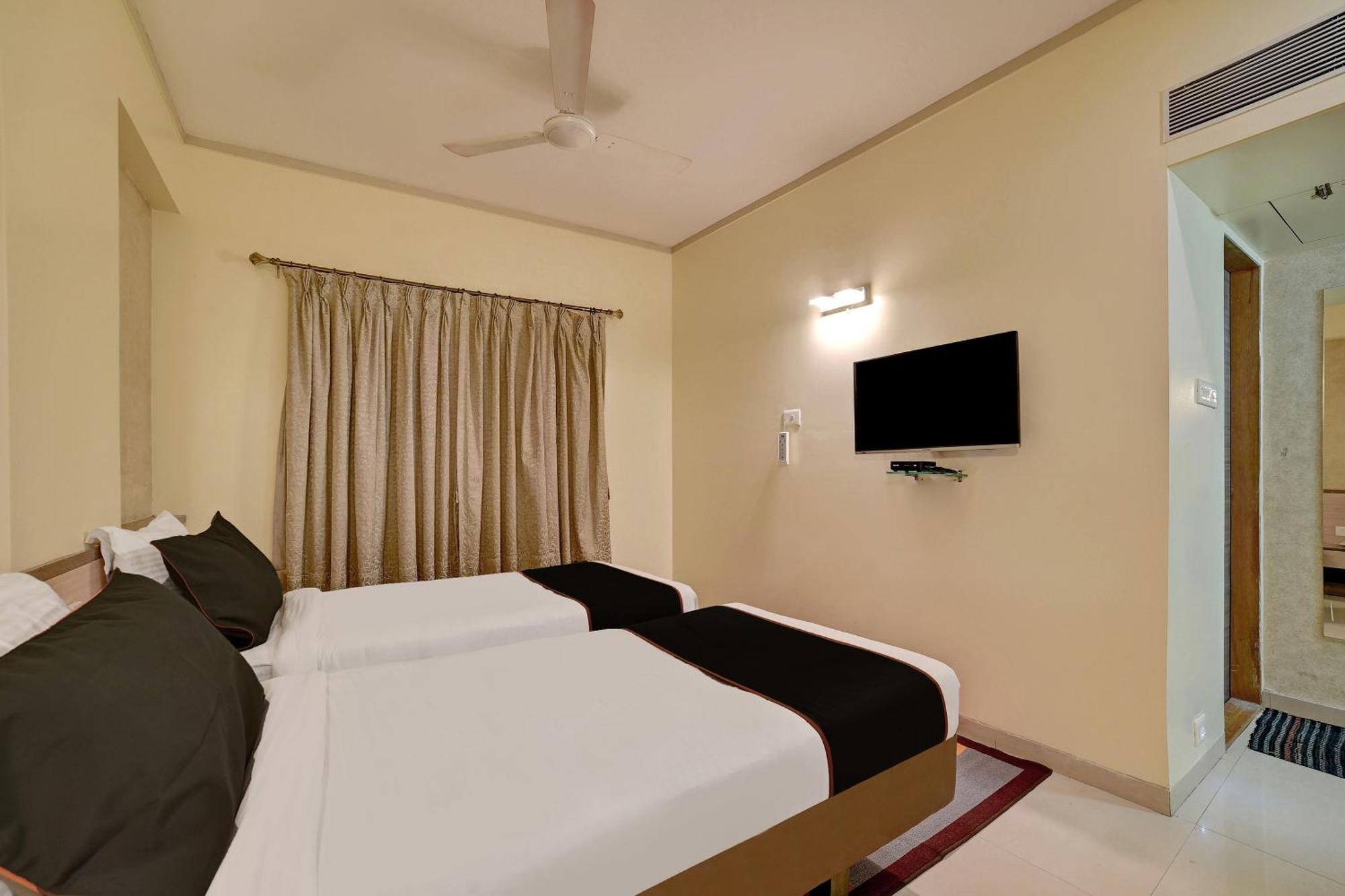 Collection O Kapil Residency Parage Chowk Near Lal Mahal 4*