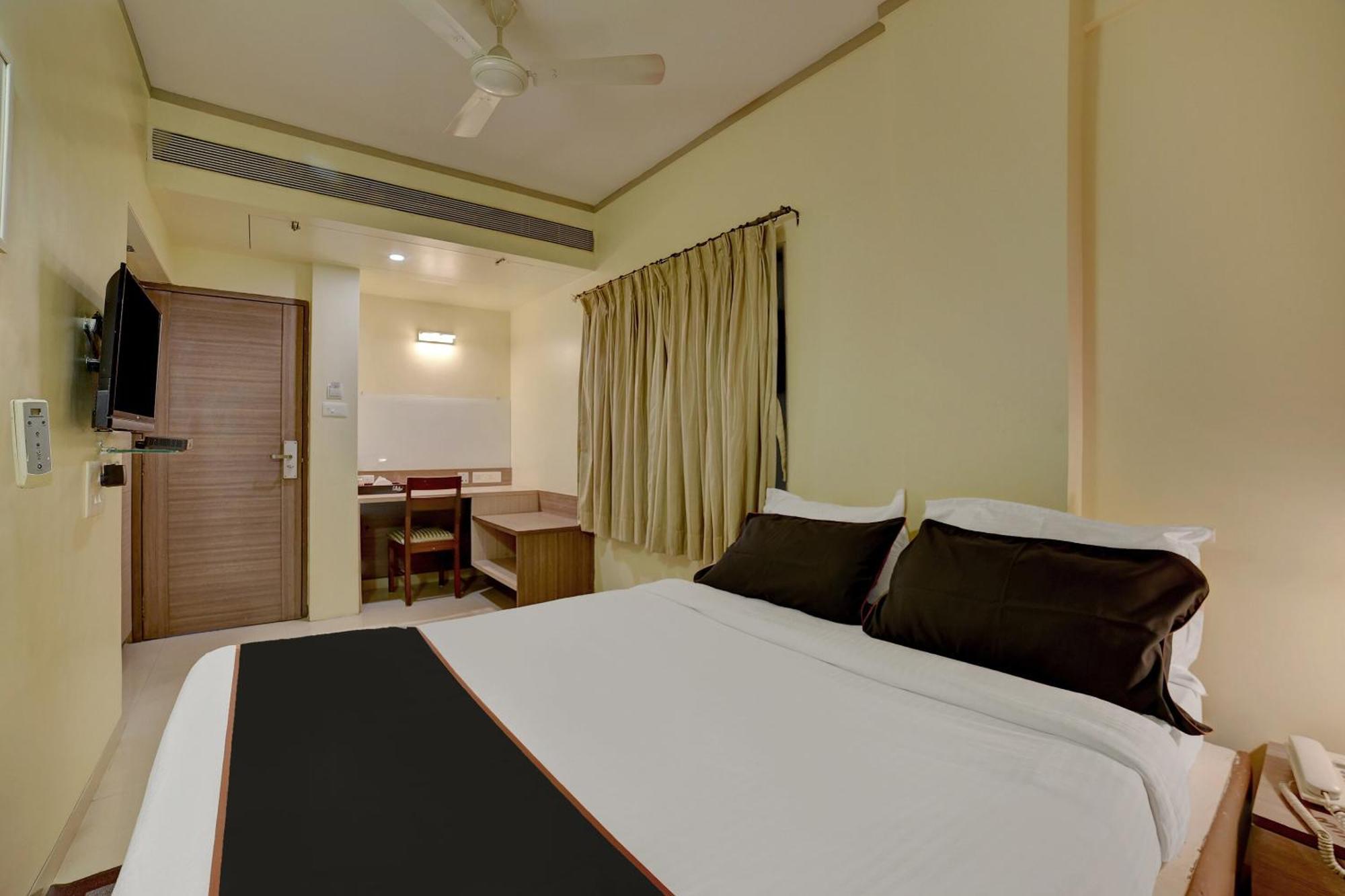 Hotel Collection O Kapil Residency Parage Chowk Near Lal Mahal 4*