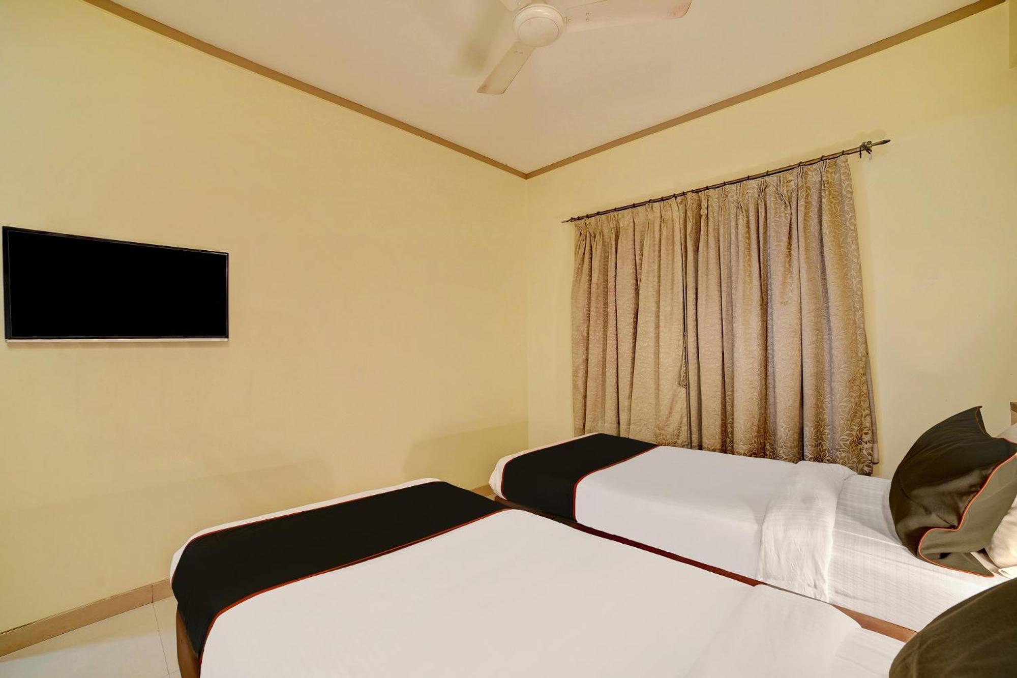 Hotel Collection O Kapil Residency Parage Chowk Near Lal Mahal 4*