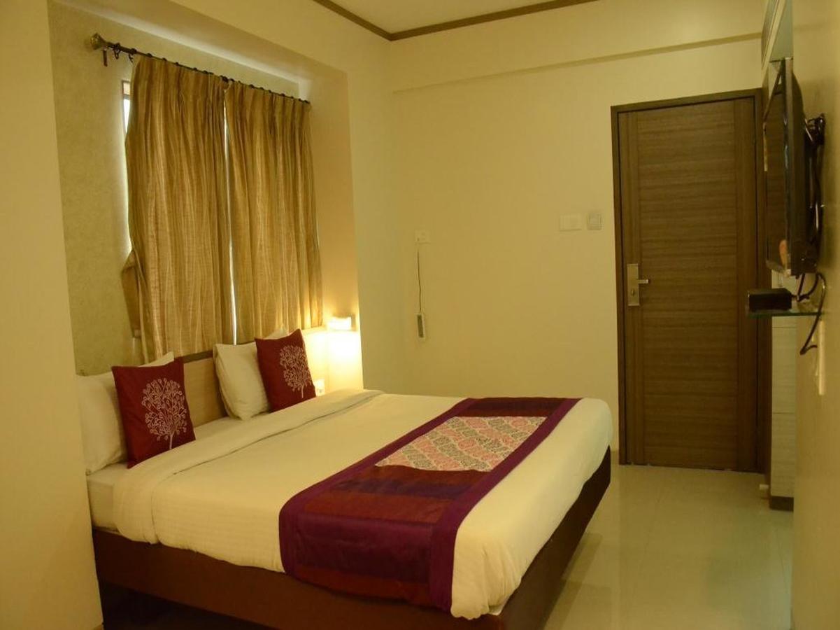 Hotel Collection O Kapil Residency Parage Chowk Near Lal Mahal 4*